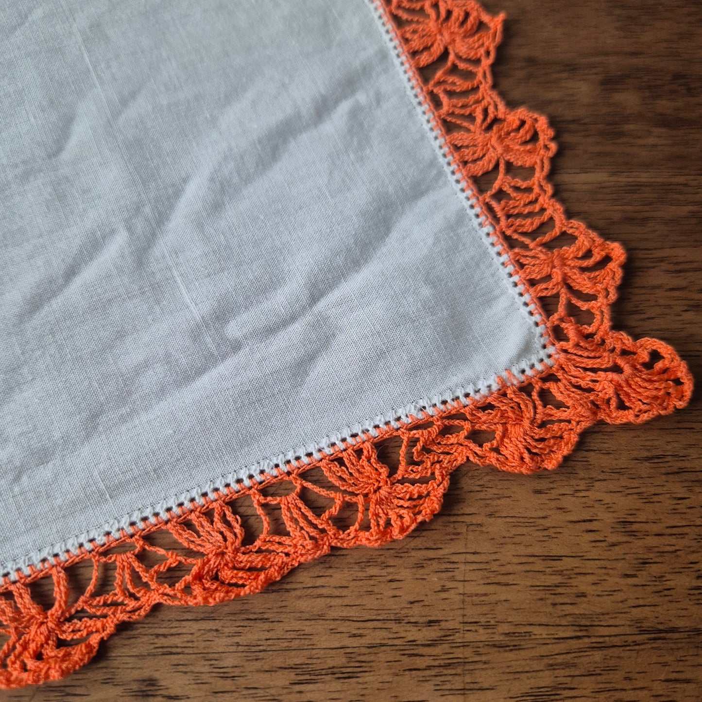 Vintage Stofftaschentuch bestickt Baumwolle gehäkelt/geklöppelt orange 28x28cm