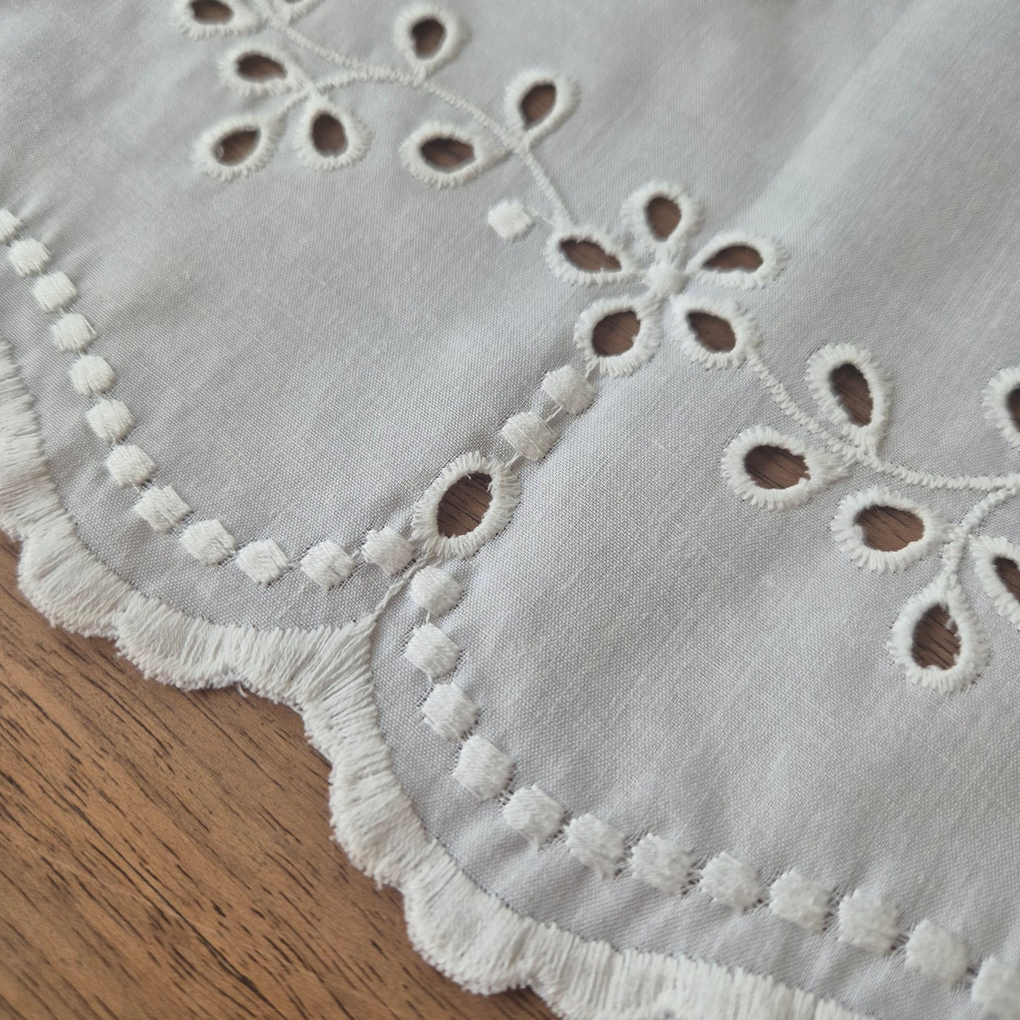 Vintage kleines Deckchen weiß bestickt Baumwolle 29x39cm weiß Tischdecke oval klein