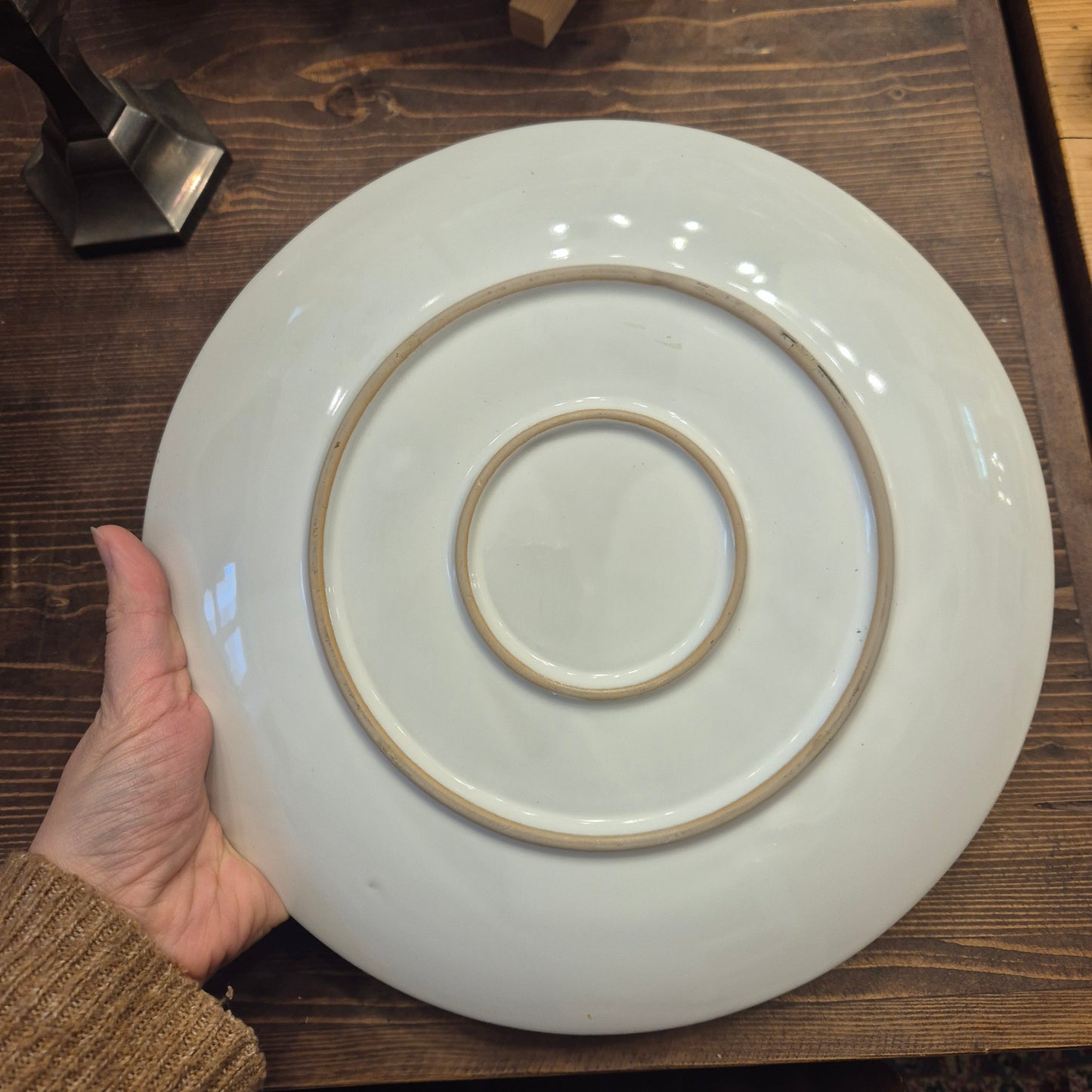 Großer Cremeweißer Keramik Teller mit Blumenmuster