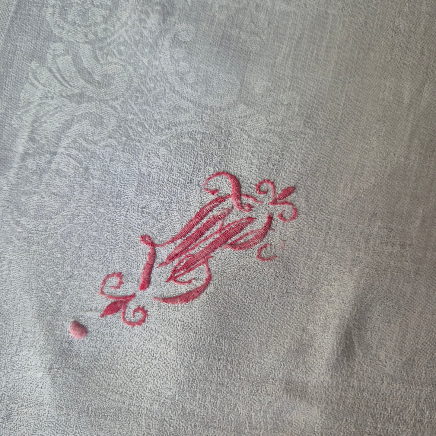Antike Jugendstil Serviette/Mitteldecke rot bestickt weiß 59x59cm Monogramm B.N. Damast