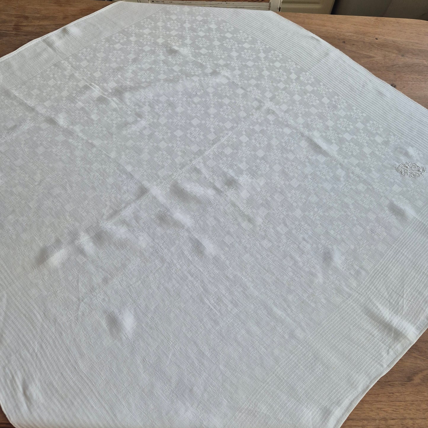 Antike Jugendstil Mitteldecke Tischdecke weiß 89x87cm Monogramm J.B. Damast Stockflecken