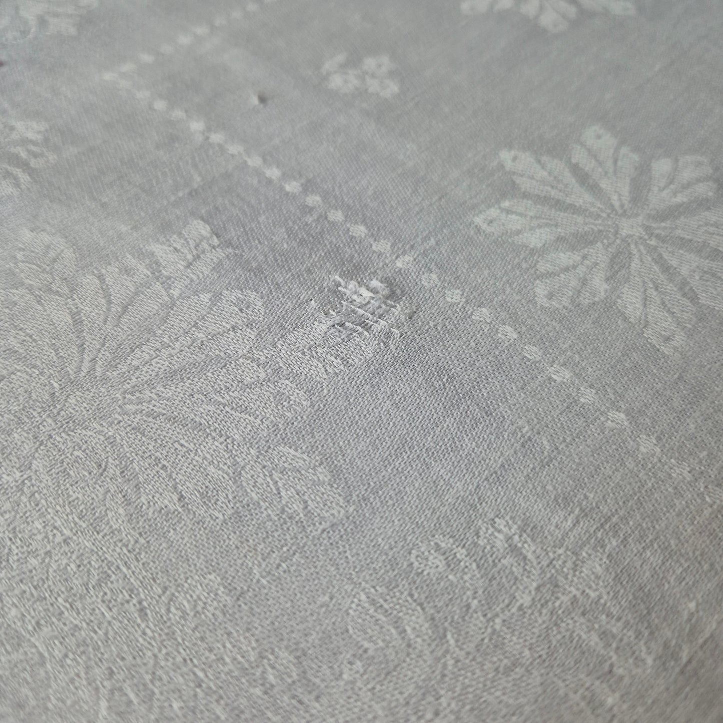 Antike Jugendstil Serviette/Mitteldecke rot bestickt weiß 59x59cm Monogramm B.N. Damast