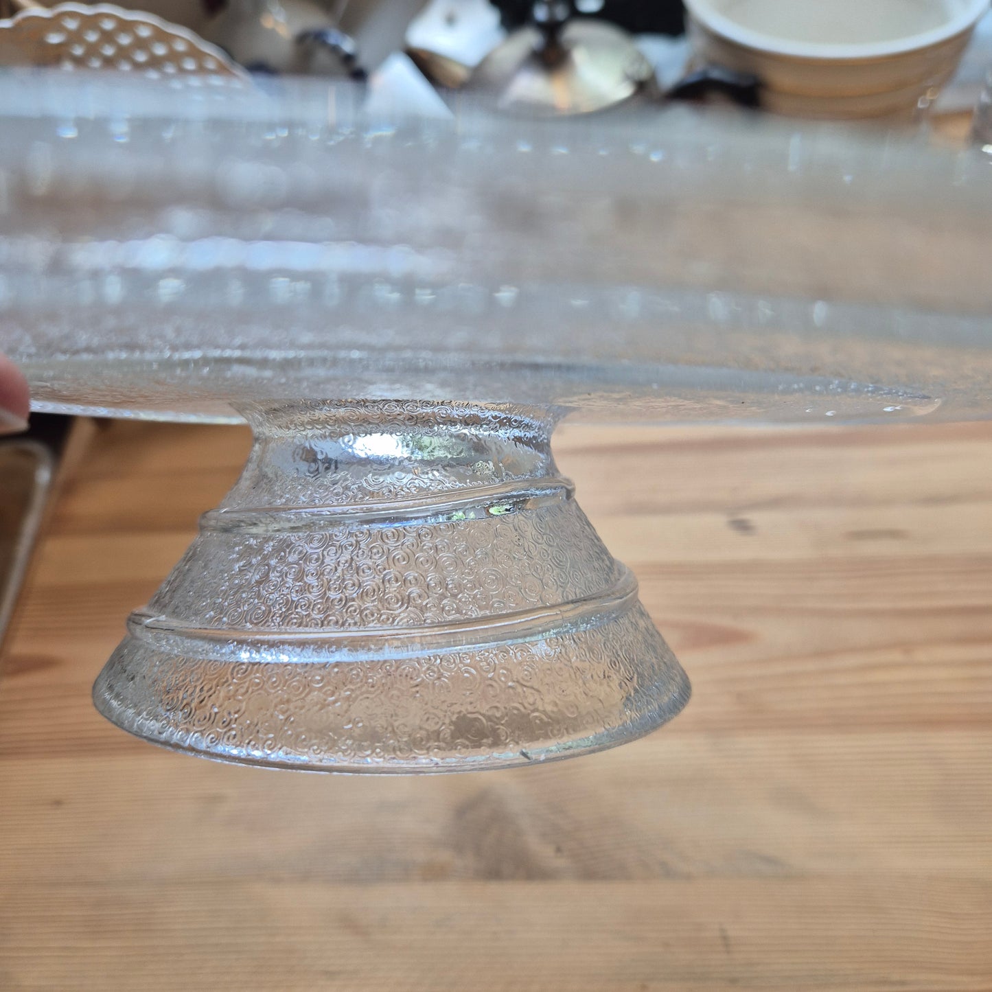 Alte transparente vintage Tortenplatte Ständer auf Fuß stabil Strudel
