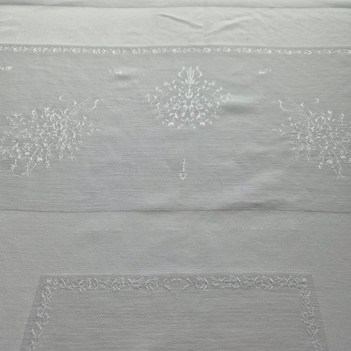 Tischdecke Damast weiß 143x120cm Tafel Königlich wunderschön! (zwei kleine Stockflecken) 🤍