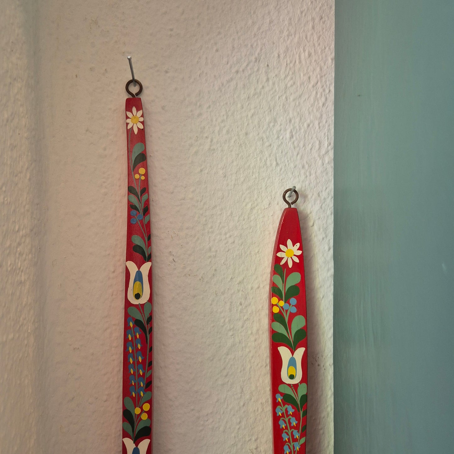 Vintage Deko Holzbesteck Löffel & Gabel für die Wand Küche handbemalt rot Blumenmalerei