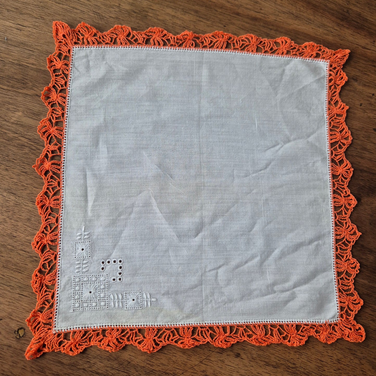 Vintage Stofftaschentuch bestickt Baumwolle gehäkelt/geklöppelt orange 28x28cm