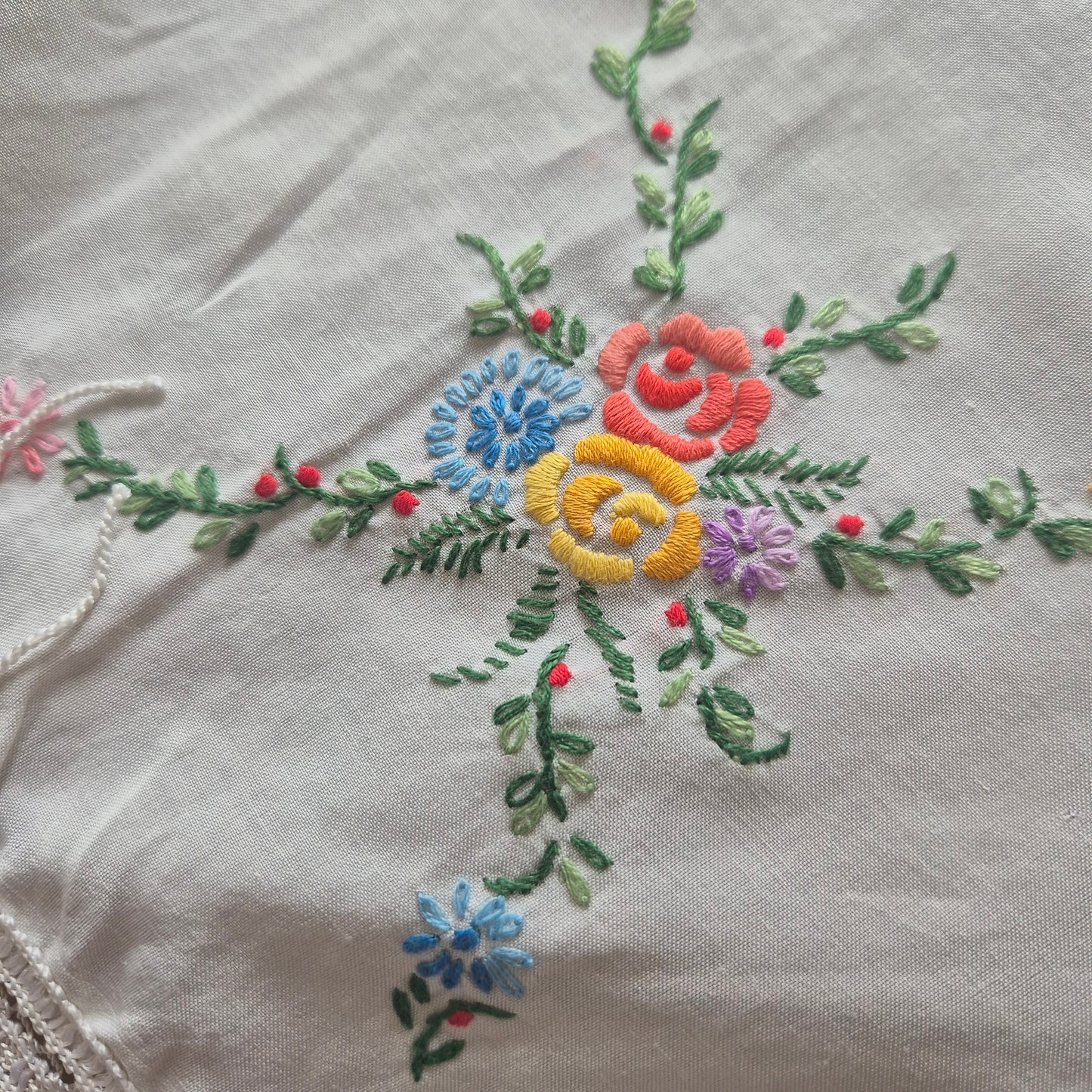 Deutsches Klaviertuch Schultertuch Vintage Antik 1950er bestickt mit Blumen Klavierschal 110x115cm weiß