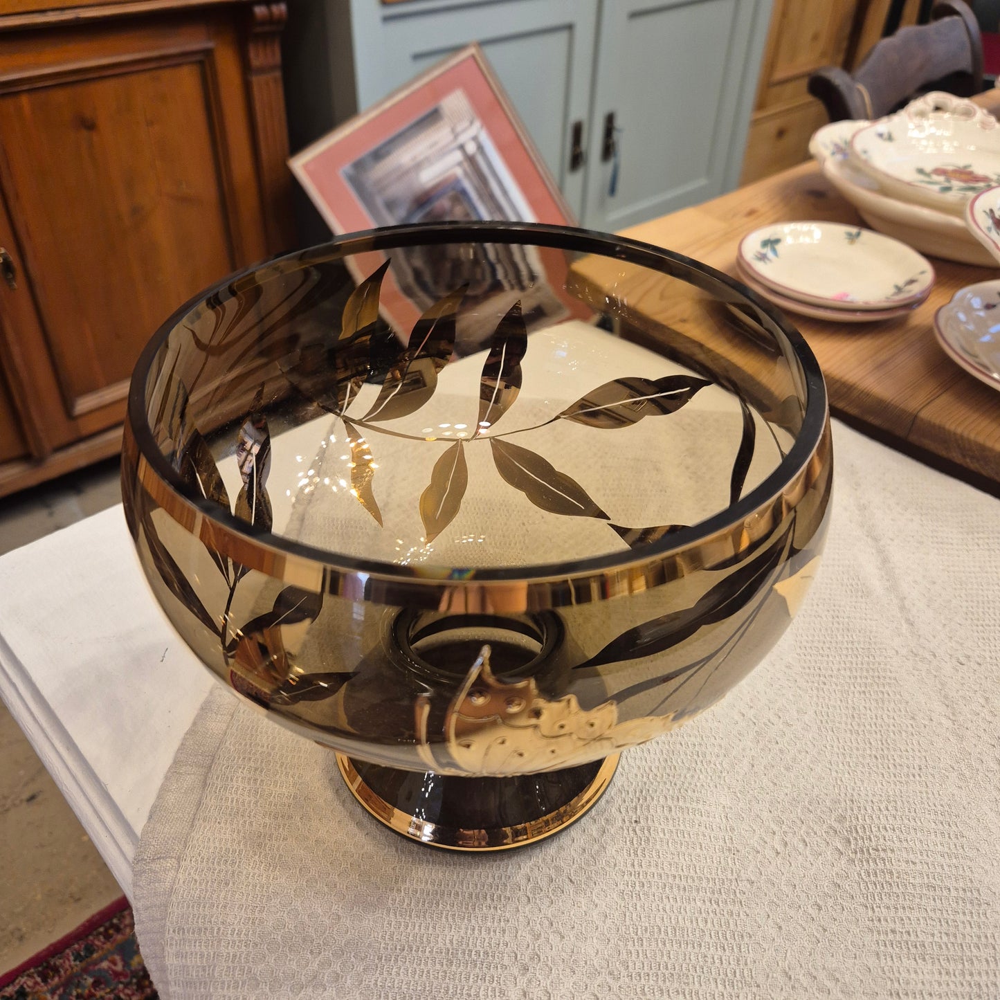 Glas Schale auf Fuß rauchig schwarz grau Gold Blumendekor Schmetterling oder auch Pflanzentopf