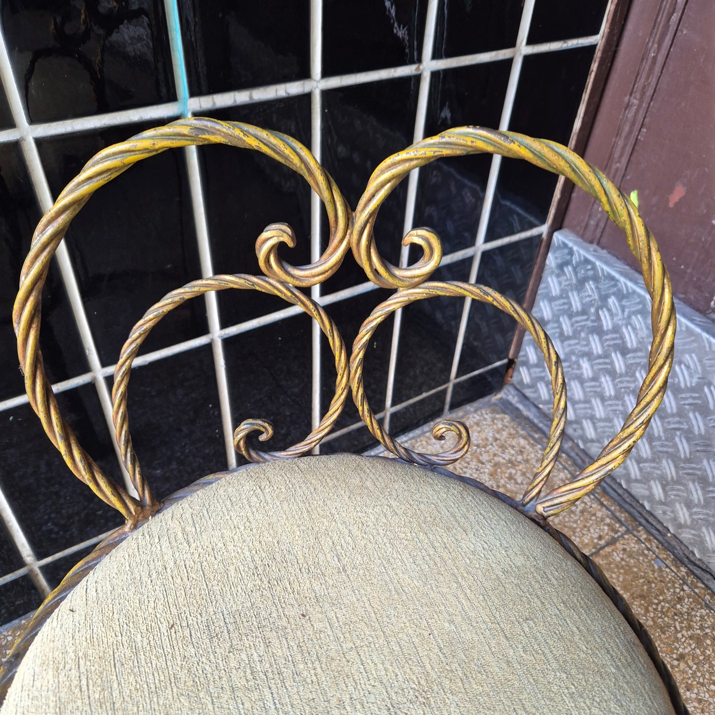 Alter Vintage Stahl Stuhl Hollywood Regen Gold Patina Schminkstuhl niedrige Lehne 50er Jahre