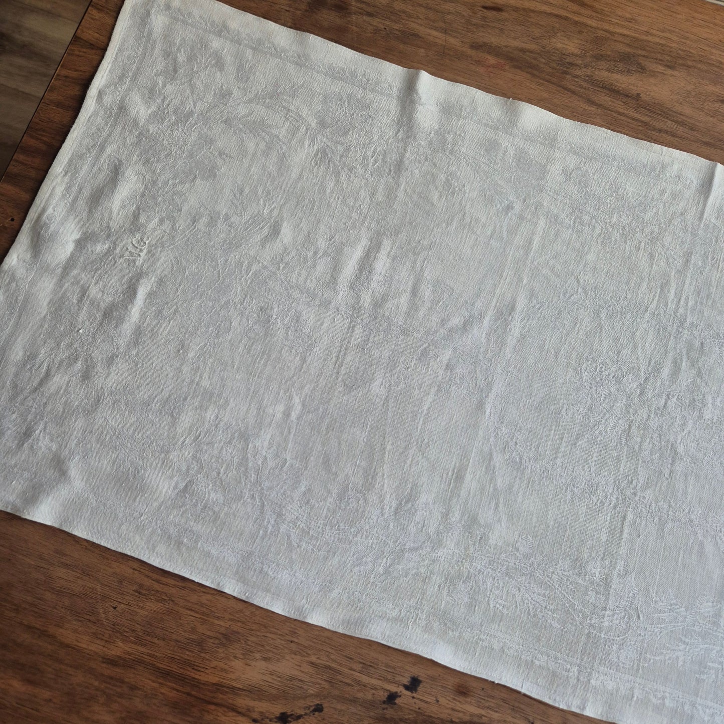 Antikes Jugendstil Küchen-Geschirrtuch mit Monogramm M.G. Damast Baumwolle 110x45cm weiß