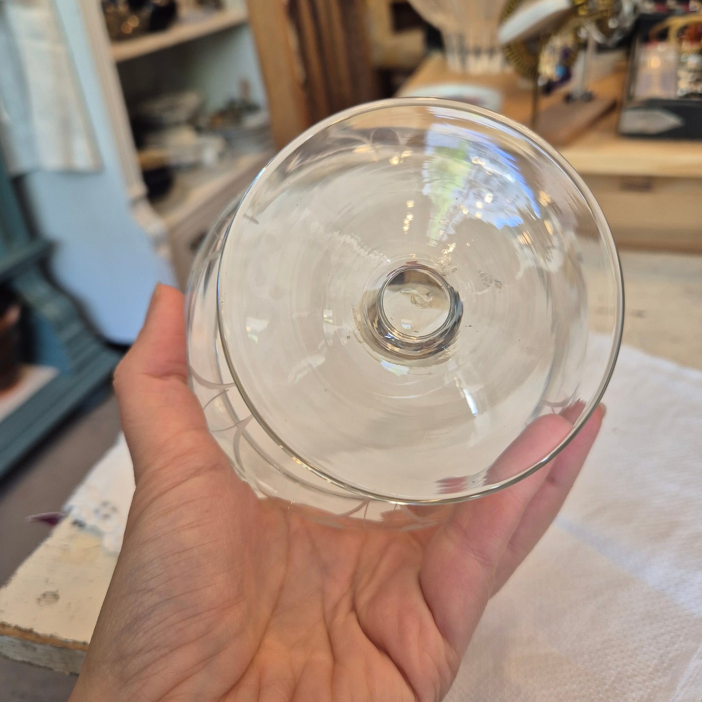 Altes Vintage Dekoratives Glas Schale mit geschliffenem Motiv Blumen Maiglöckchen Krokusse