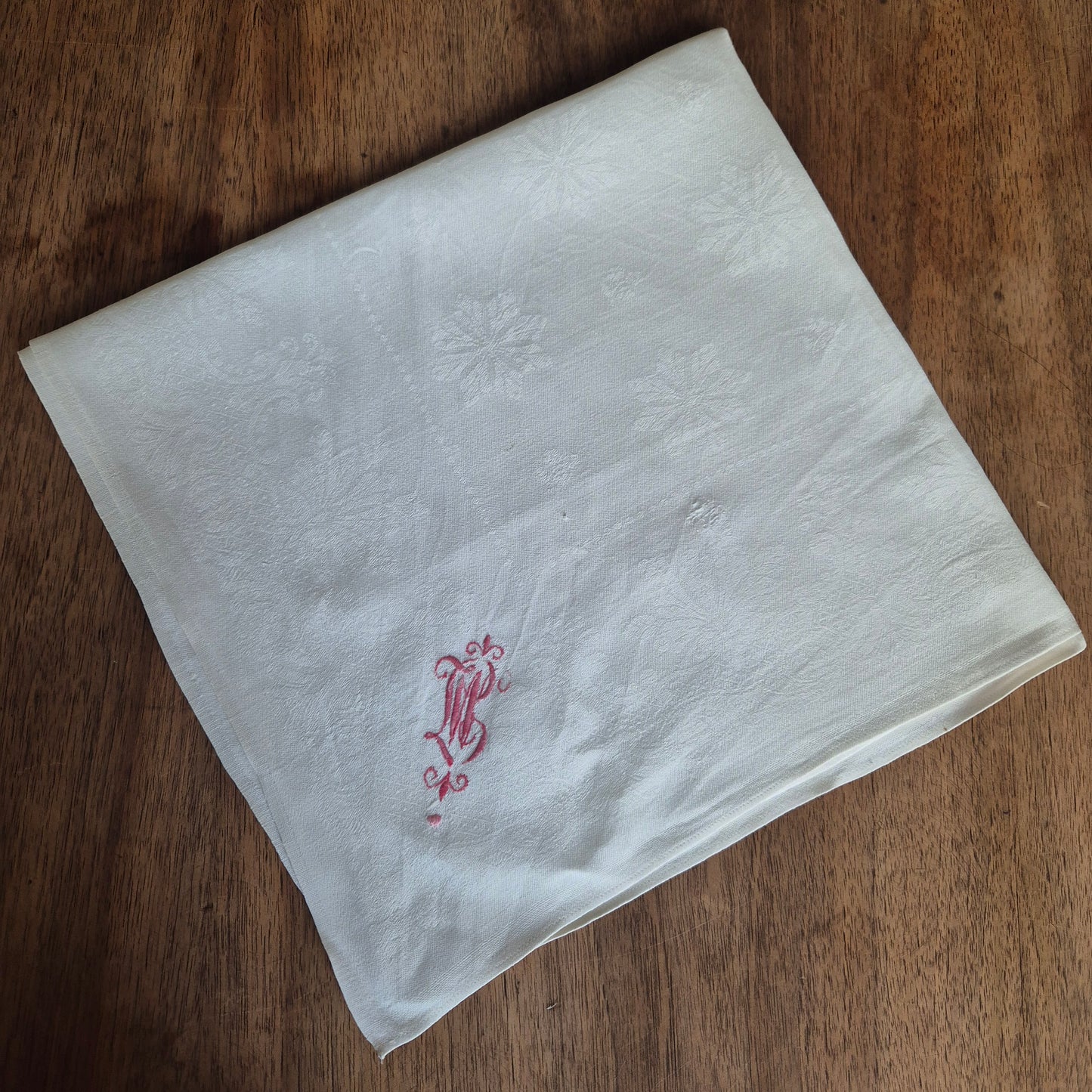 Antike Jugendstil Serviette/Mitteldecke rot bestickt weiß 59x59cm Monogramm B.N. Damast