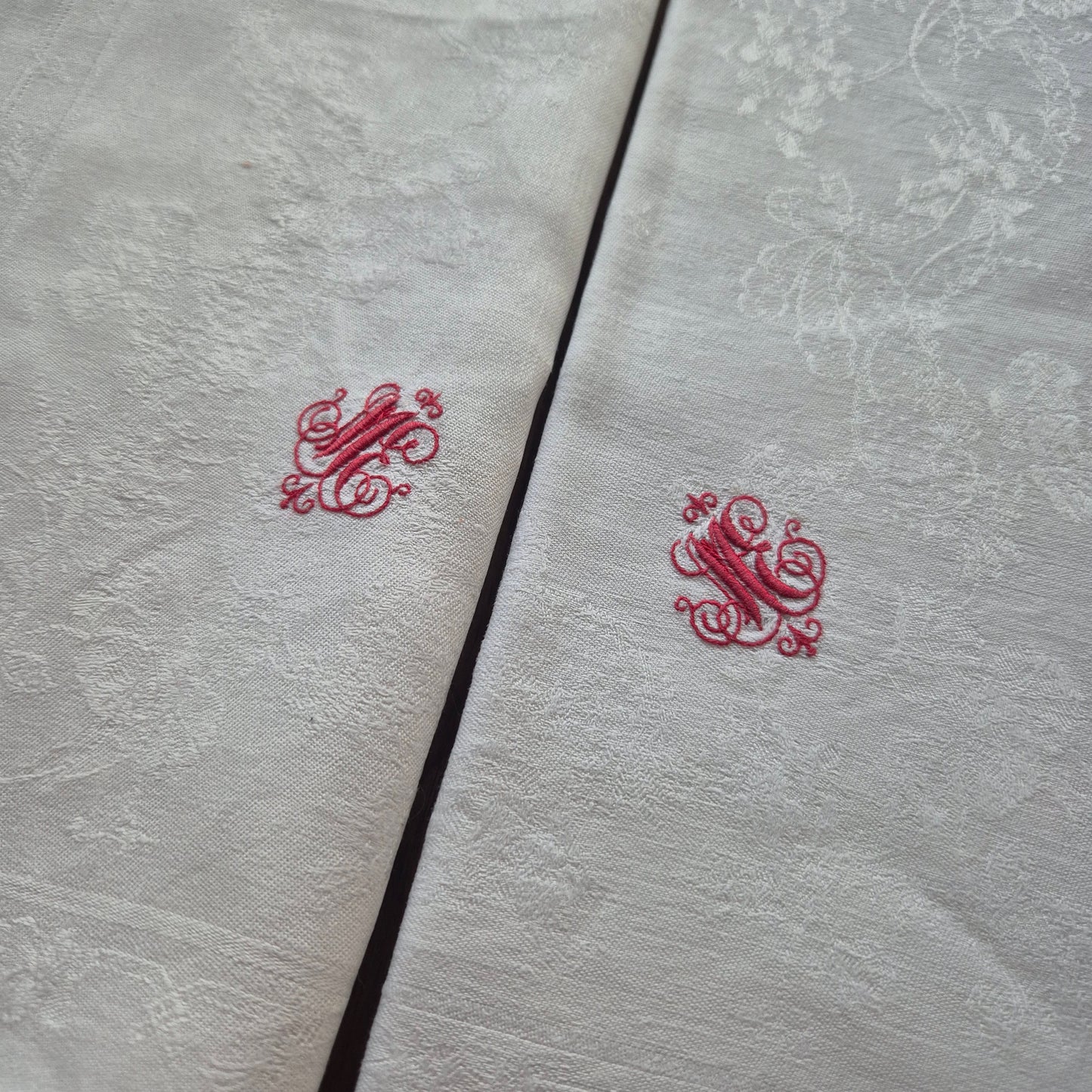 2x Antike Jugendstil Servietten/Mitteldecken rot bestickt weiß 62x62cm Monogramm M.E. Damast
