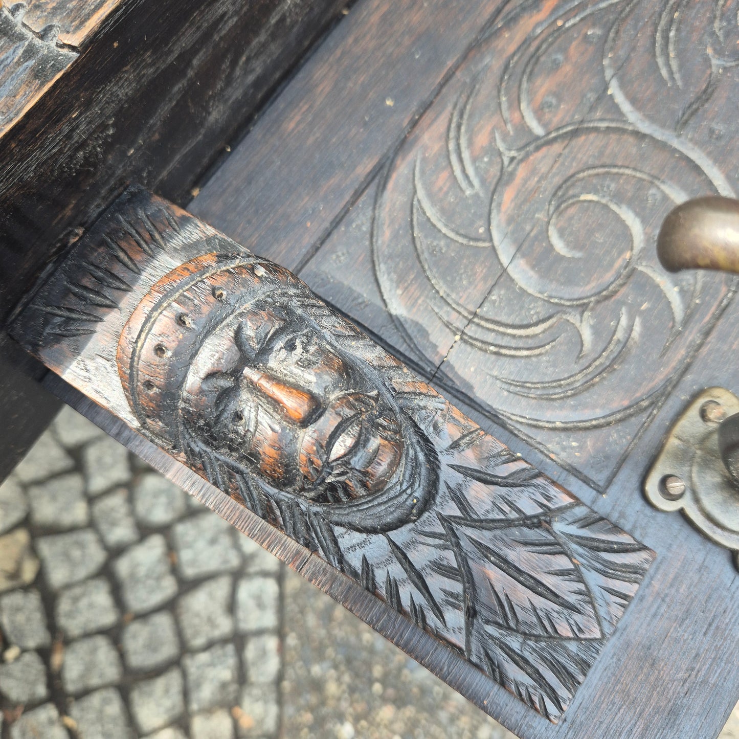 Antike, handgeschnitzte Wandgarderobe Holz mit Haken