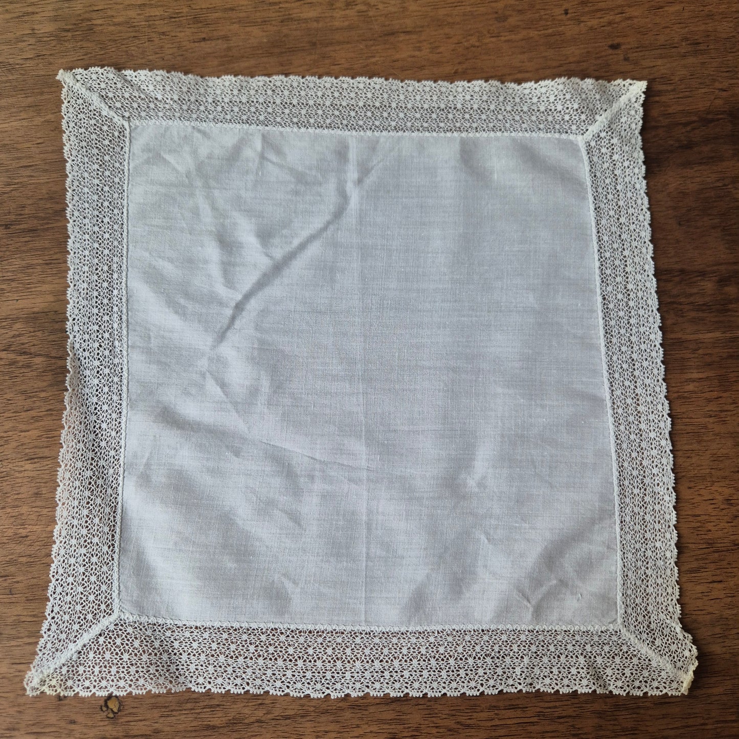 Weißes Vintage Stofftaschentuch mit gehäkelte/ geklöppelte Spitze 25x26cm