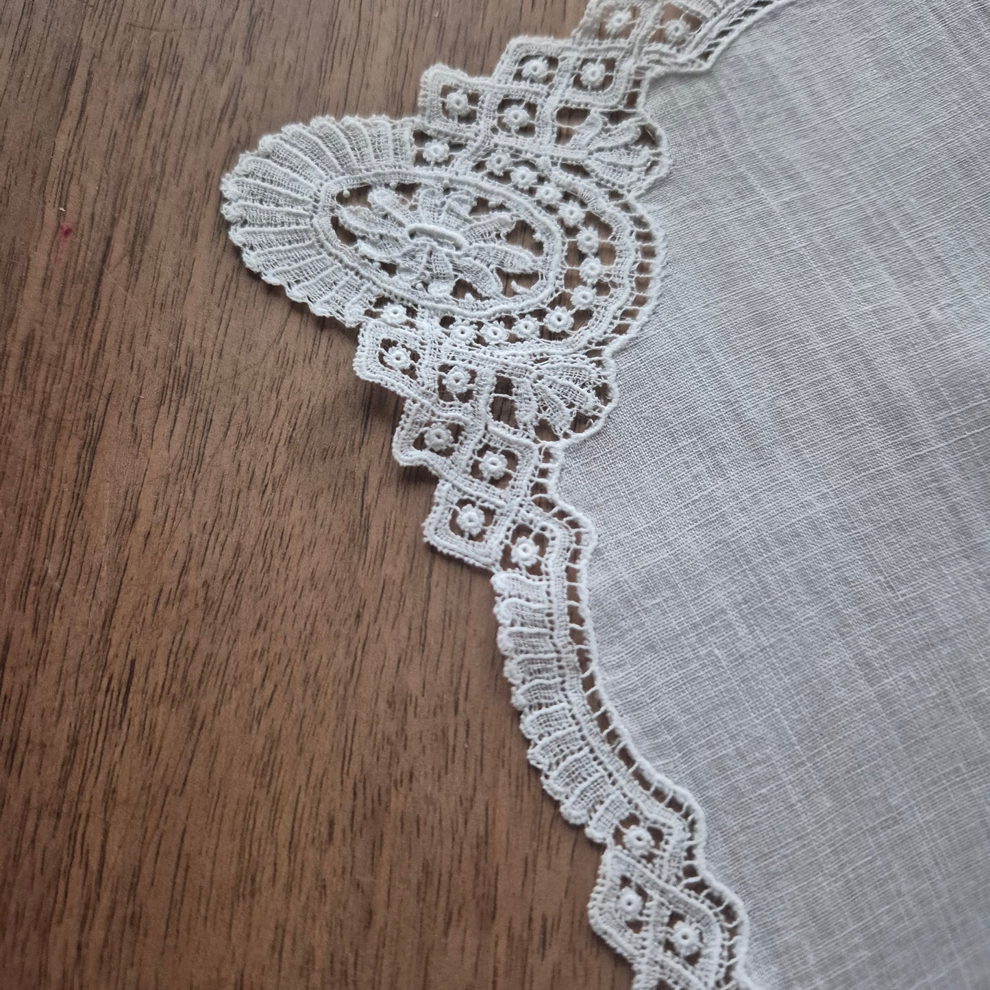 Wunderschönes, viktorianisches Taschentuch mit geklöppeltem Rand bestickt - ideal als Geschenk! Monogramm C.D. 🤍