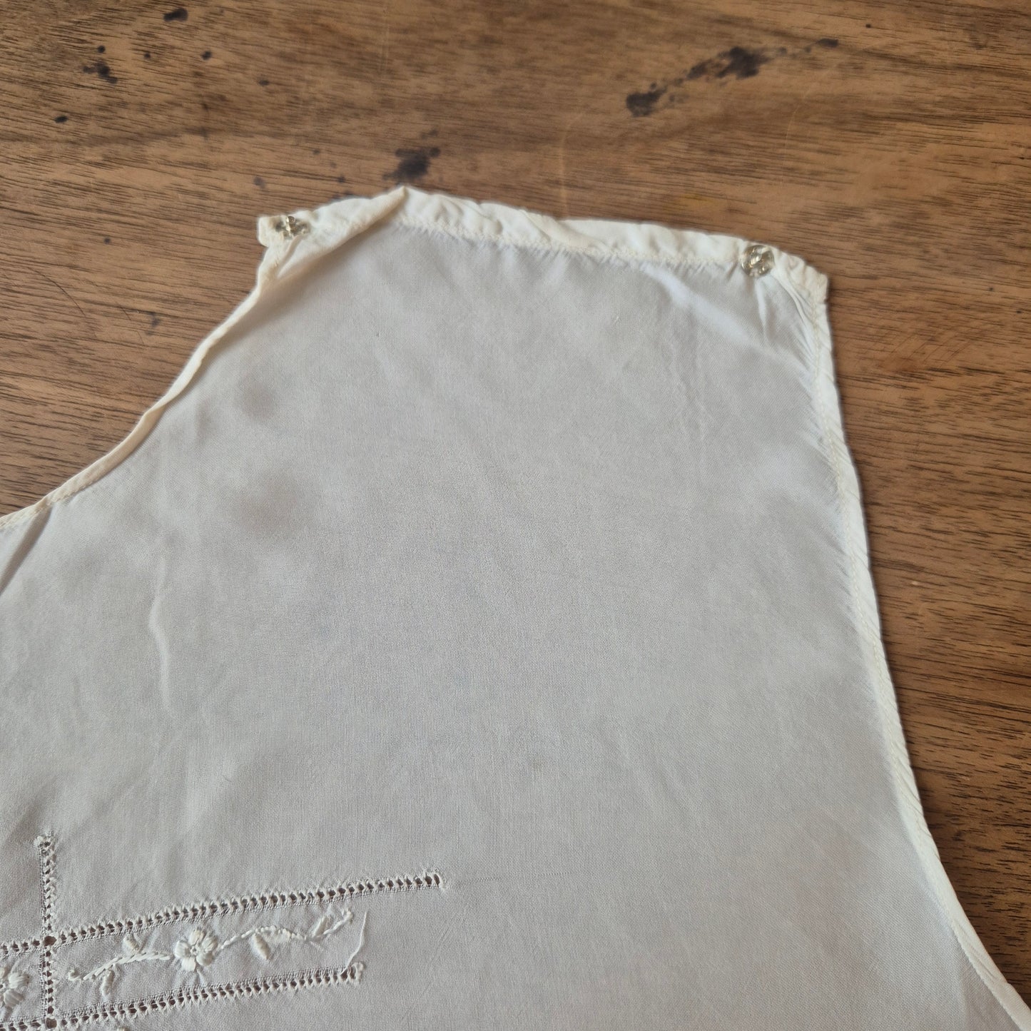 Unvollendete Näharbeit aus den 70er Jahren Weste Taille Kleid weiß Stoffrest
