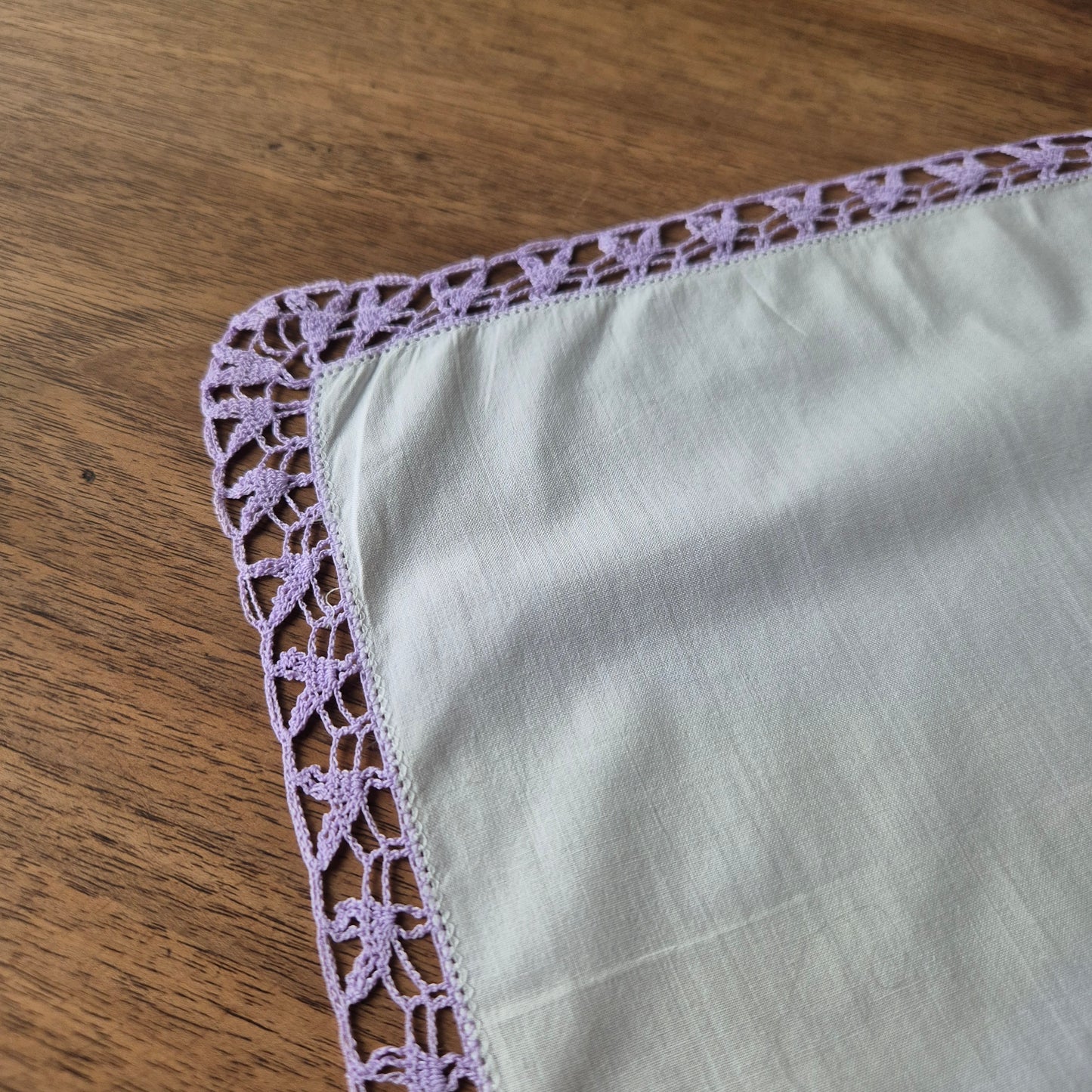 Vintage Stofftaschentuch weiß lila bestickt mit Rose Baumwolle gehäkelt/geklöppelt 28x27cm