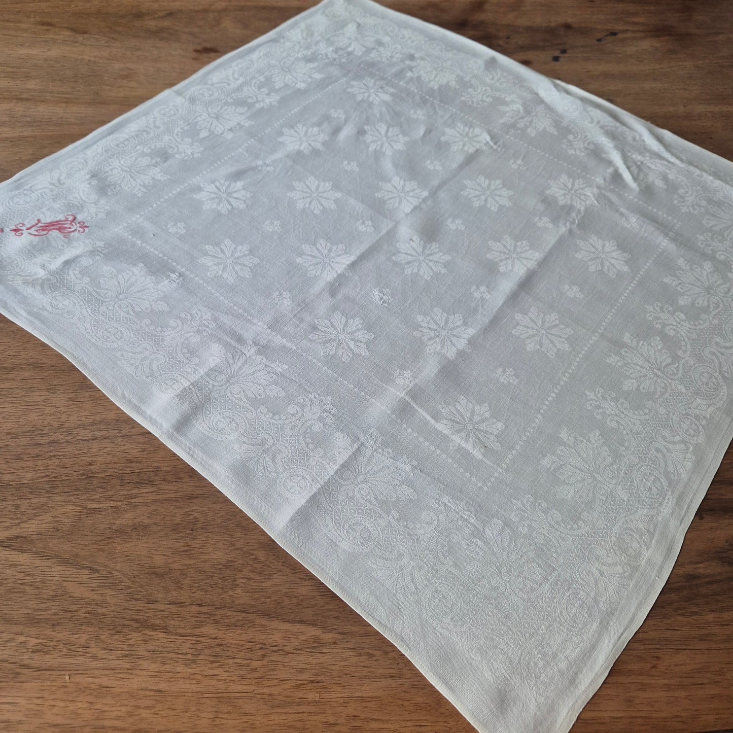 Antike Jugendstil Serviette/Mitteldecke rot bestickt weiß 59x59cm Monogramm B.N. Damast