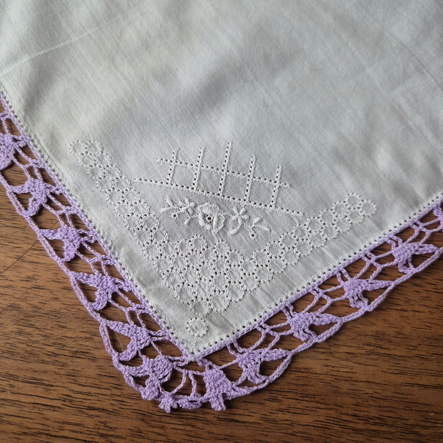 Vintage Stofftaschentuch weiß lila bestickt mit Rose Baumwolle gehäkelt/geklöppelt 28x27cm