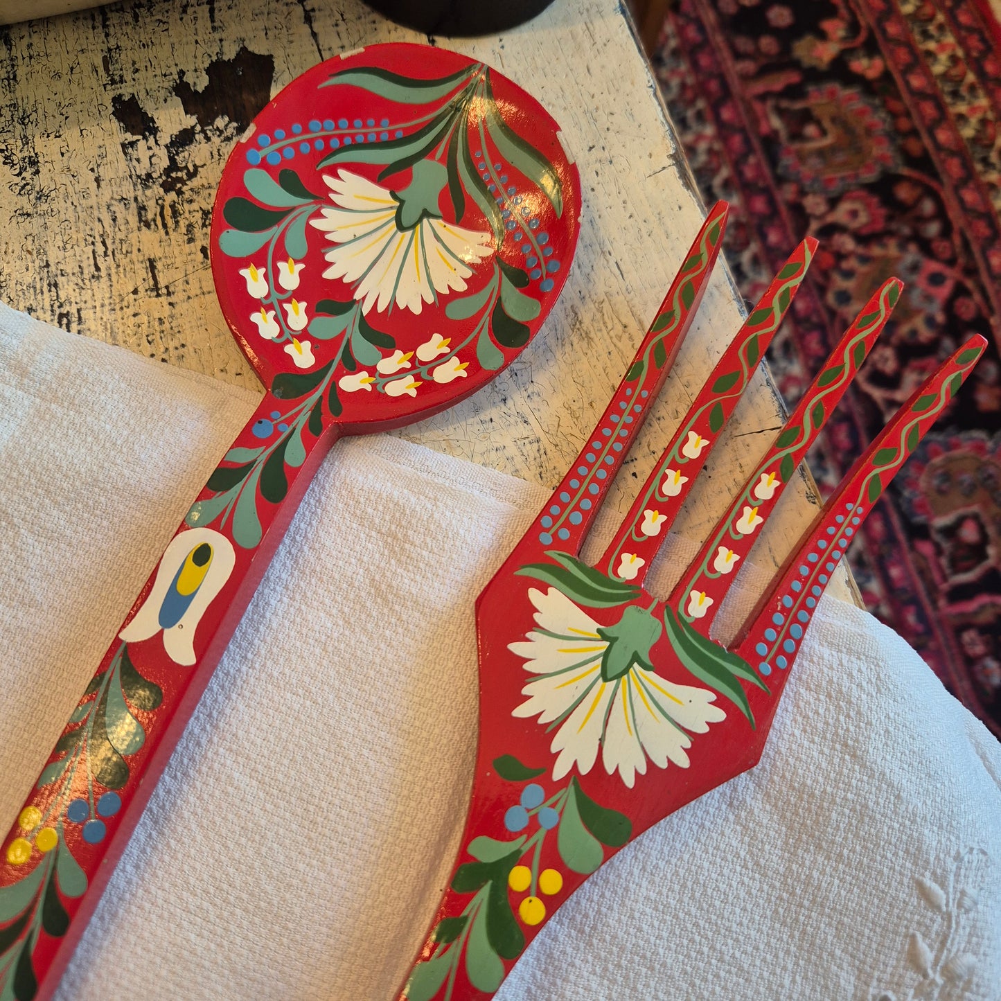 Vintage Deko Holzbesteck Löffel & Gabel für die Wand Küche handbemalt rot Blumenmalerei