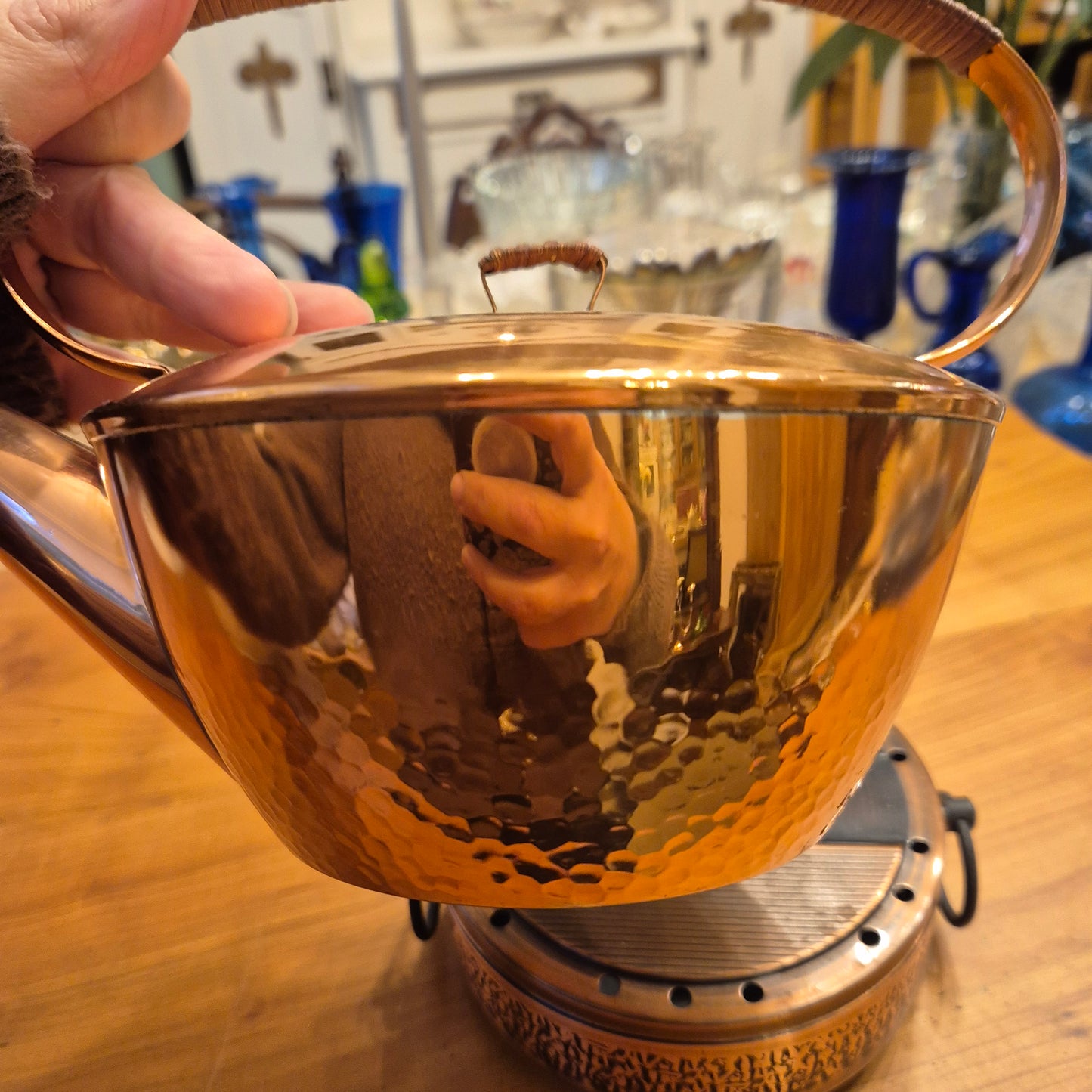 Vintage Kupferfarbende Teekanne mit Stövchen geflochtener Griff