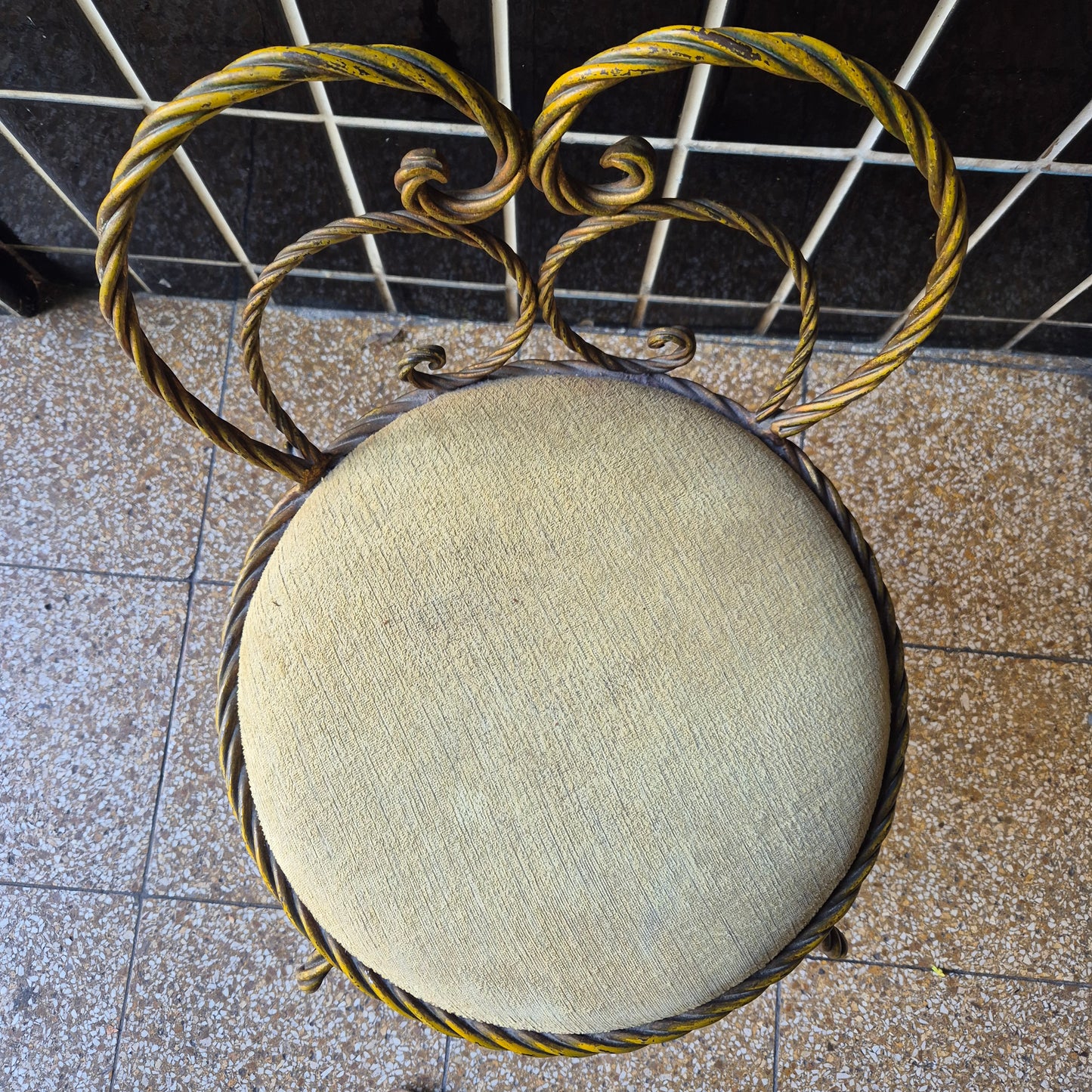 Alter Vintage Stahl Stuhl Hollywood Regen Gold Patina Schminkstuhl niedrige Lehne 50er Jahre