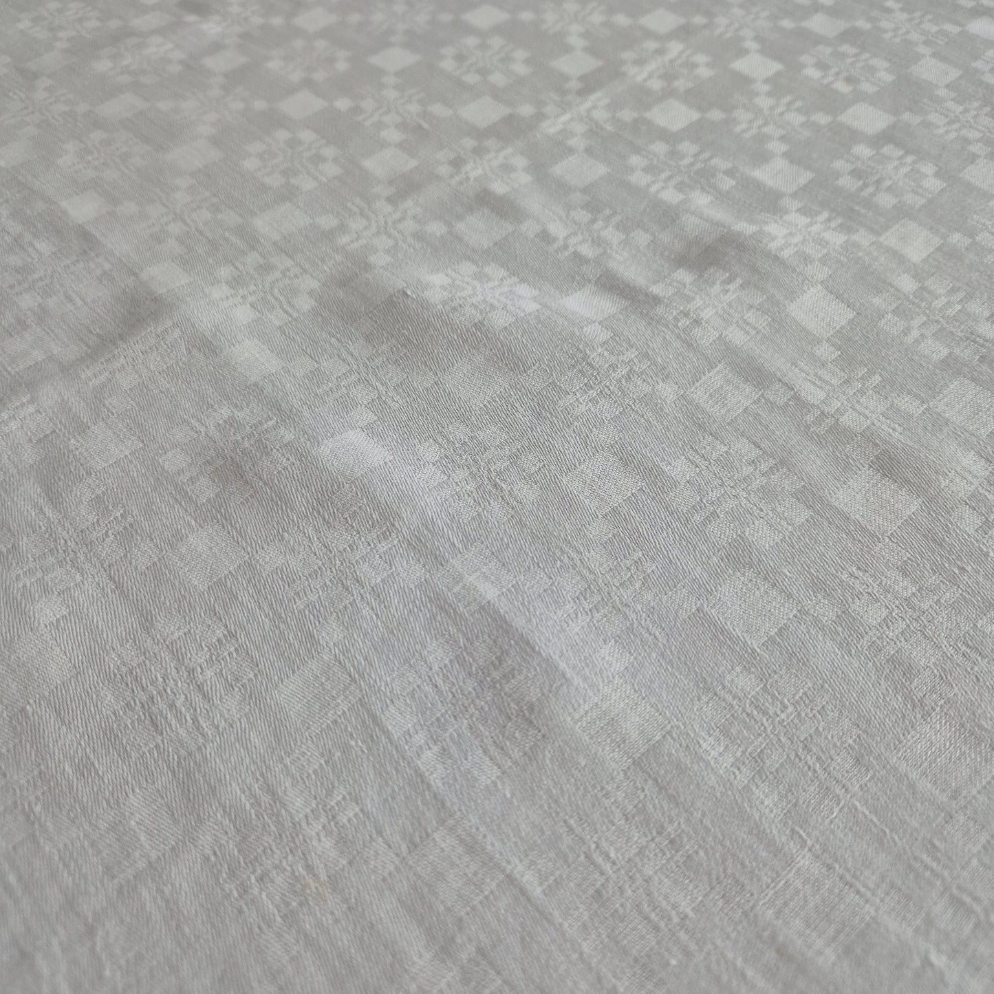 Antike Jugendstil Mitteldecke Tischdecke weiß 89x87cm Monogramm J.B. Damast Stockflecken