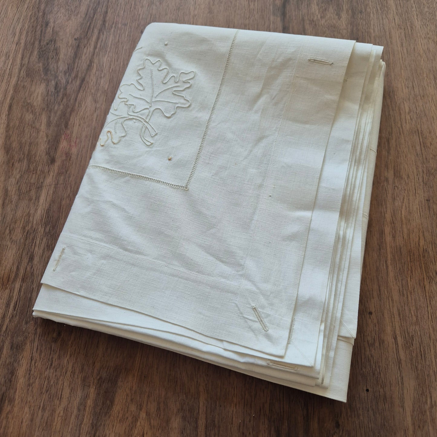 Antikes Laken Überwurf mit Knopfleiste Laubmuster mit sichtbaren Stockflecken 150x255cm Monogram L.S.