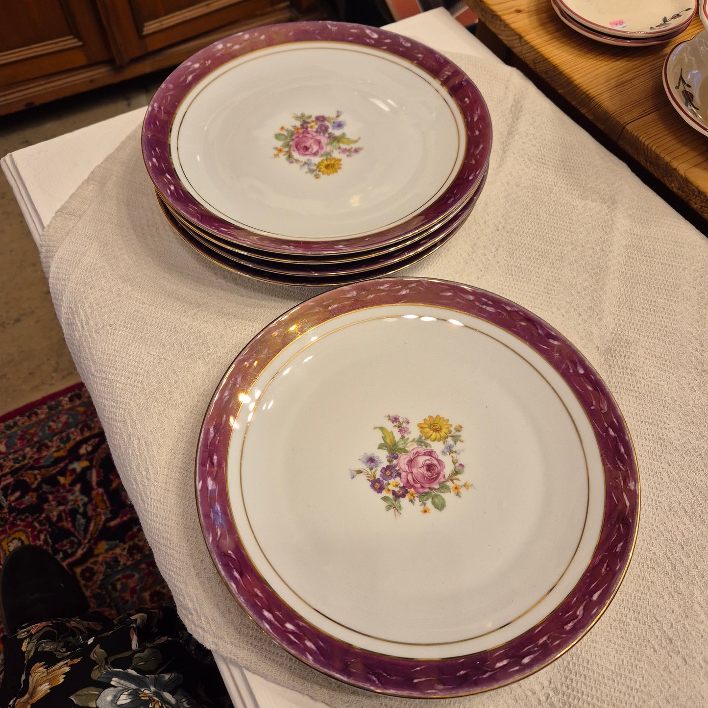 6x Antike flache Speiseteller Blumendekor weiß mit lila Goldrand