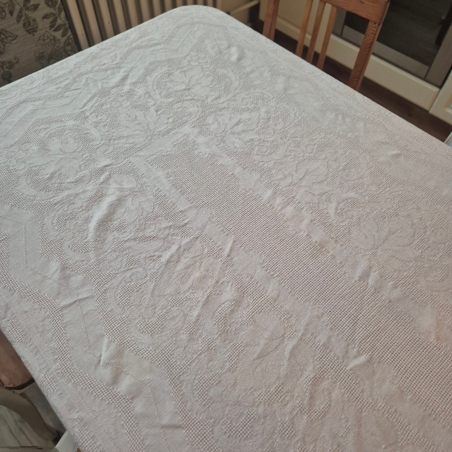 Wunderschöne Vintage Leinen Tischdecke mit Damast Blumendekor leider mit Fleck! 130x215cm Altrosa