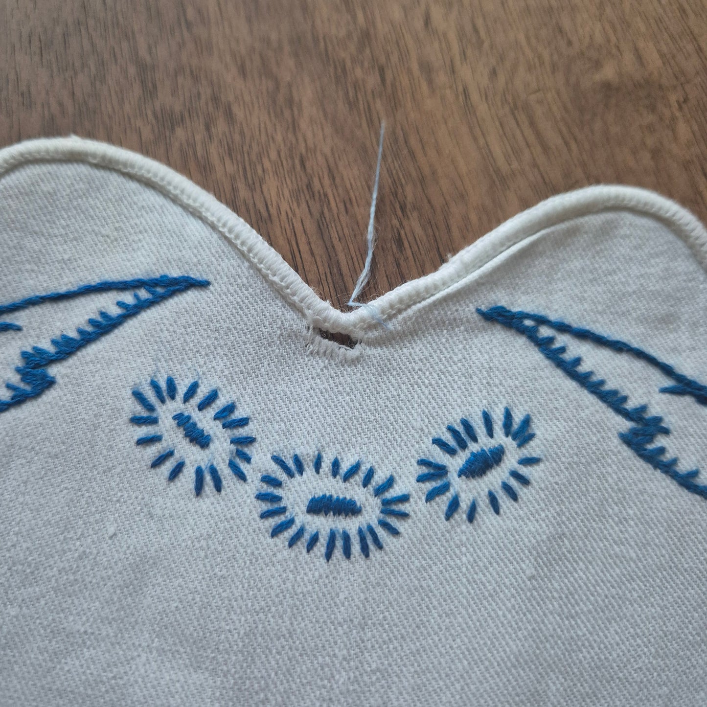 Altes kleines Zierdeckchen weiß blau Mühlenmotiv bestickt Baumwolle 35x31cm