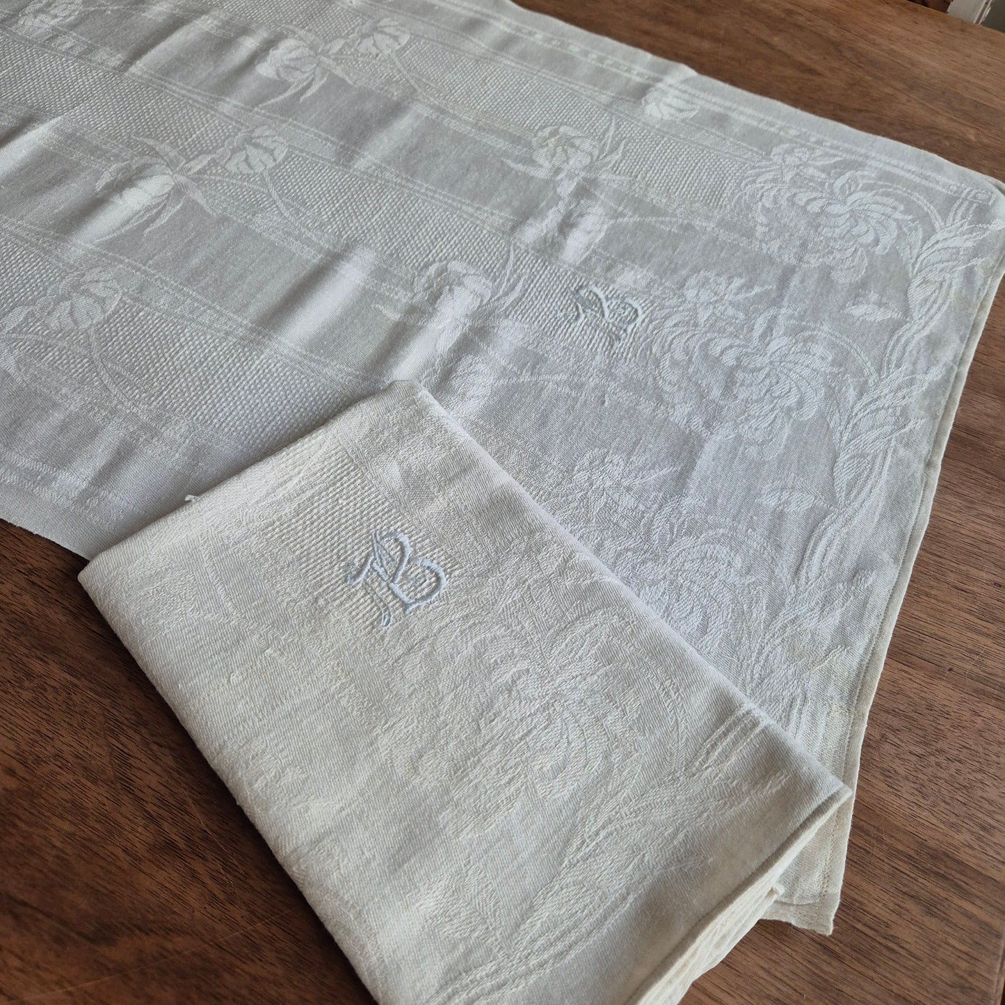 2x Antike Jugendstil Küchen-& Geschirrtücher mit Monogramm M.B. cremeweiß