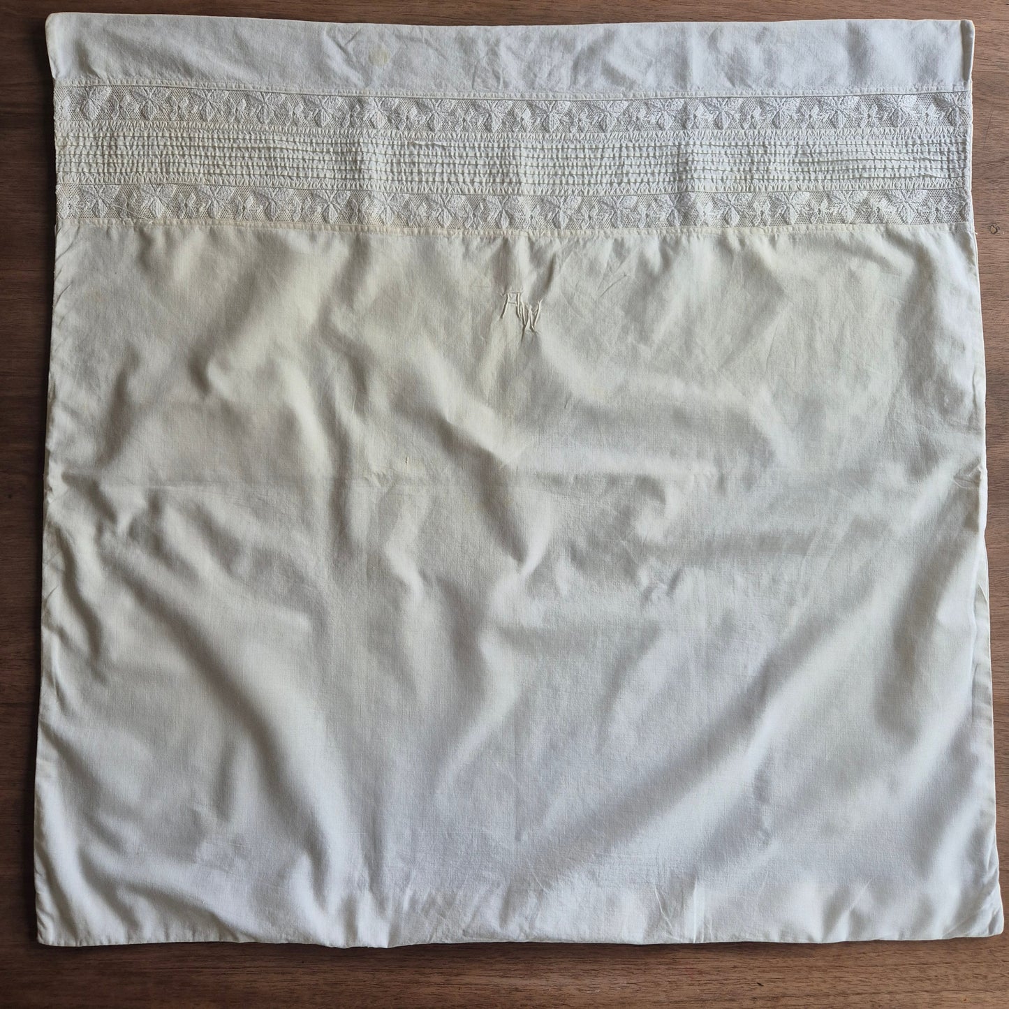 Stark vergilbter Kopfkissenbezug mit Monogram A.W. 75x70cm
