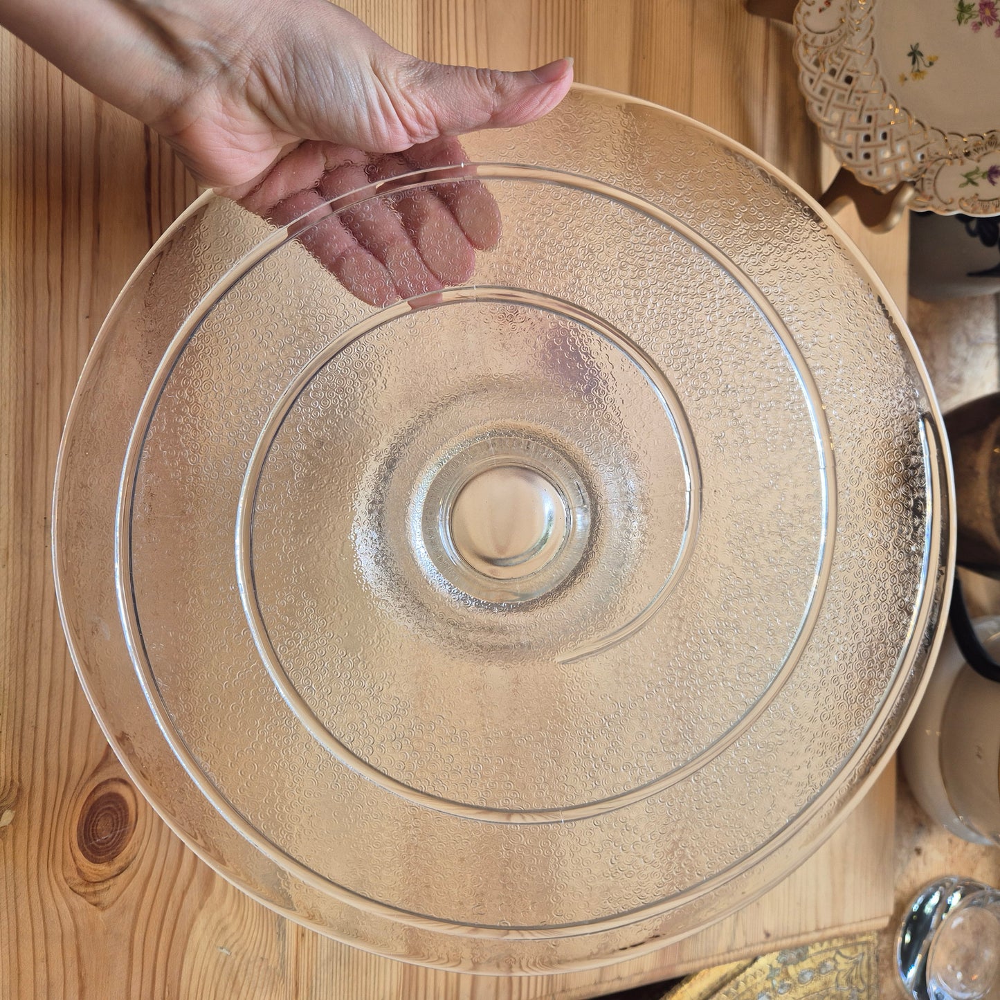 Alte transparente vintage Tortenplatte Ständer auf Fuß stabil Strudel