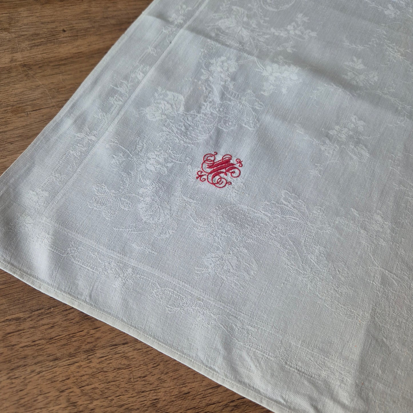 2x Antike Jugendstil Servietten/Mitteldecken rot bestickt weiß 62x62cm Monogramm M.E. Damast