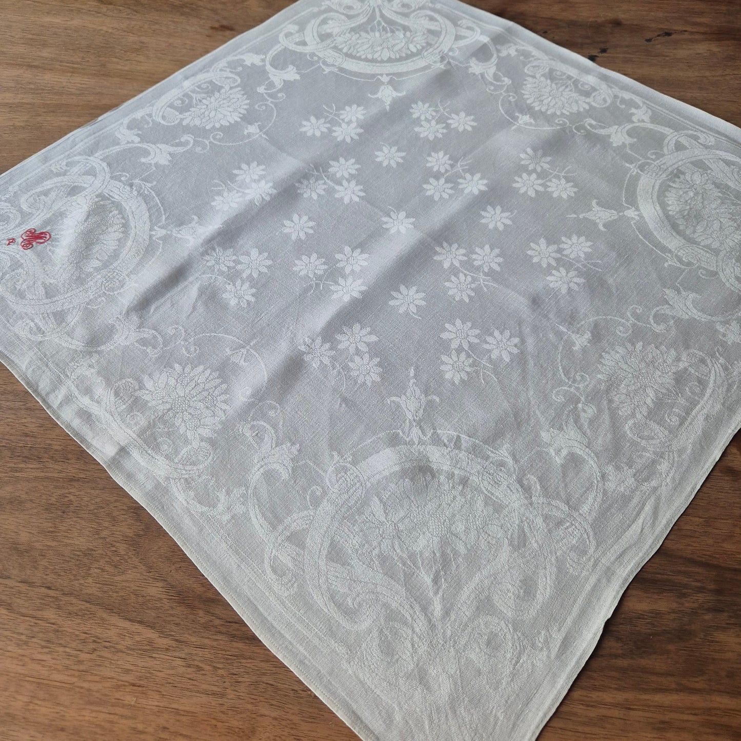 Antike Jugendstil Serviette/Mitteldecke rot bestickt weiß 62x62cm Monogramm M.R. Damast