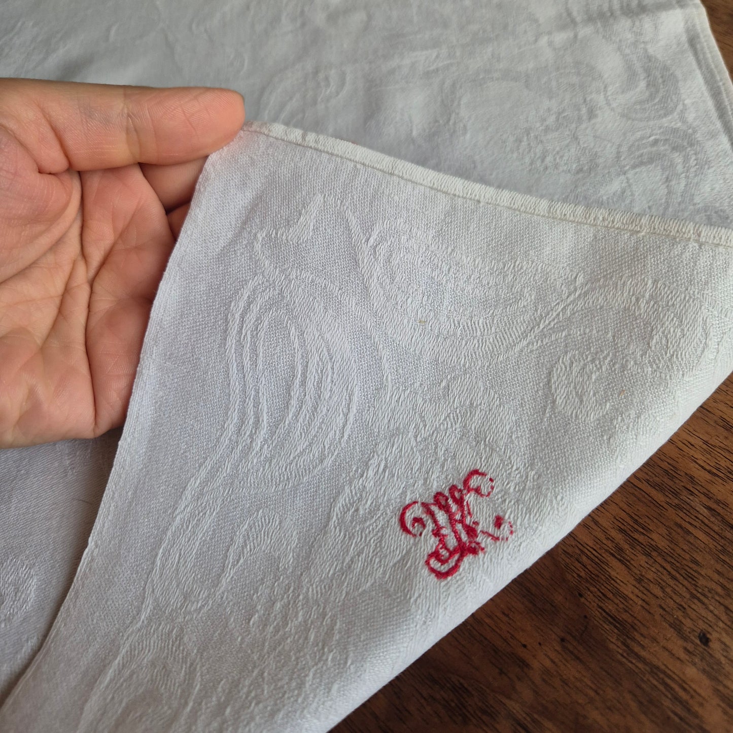 Antike Jugendstil Serviette Damast Baumwolle Monogramm F.W. weiß