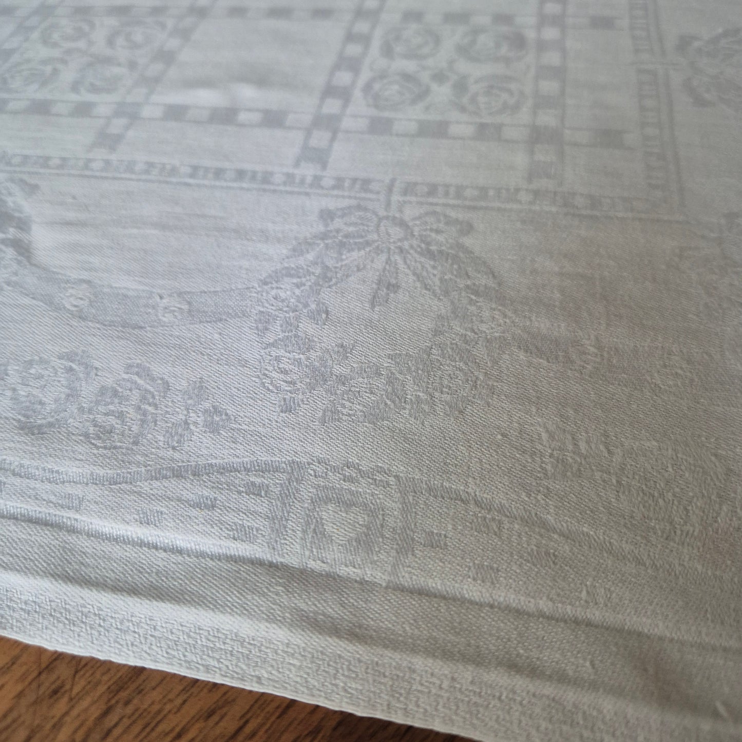 Antike Jugendstil Serviette/Mitteldecke weiß 62x62cm Monogramm C.H. Damast