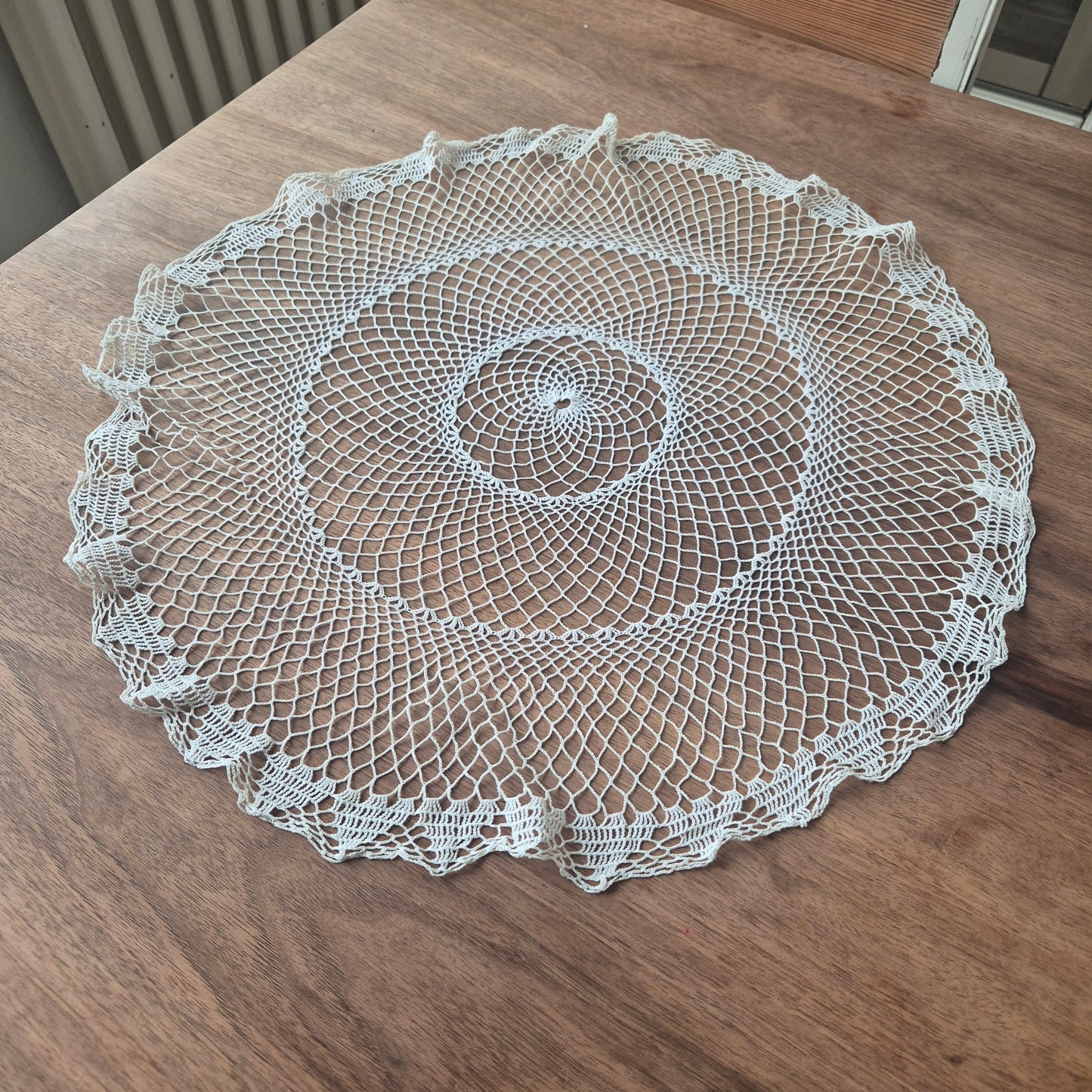 Antikes gehäkeltes / geklöppeltes Zierdeckchen weiß rund 54cm