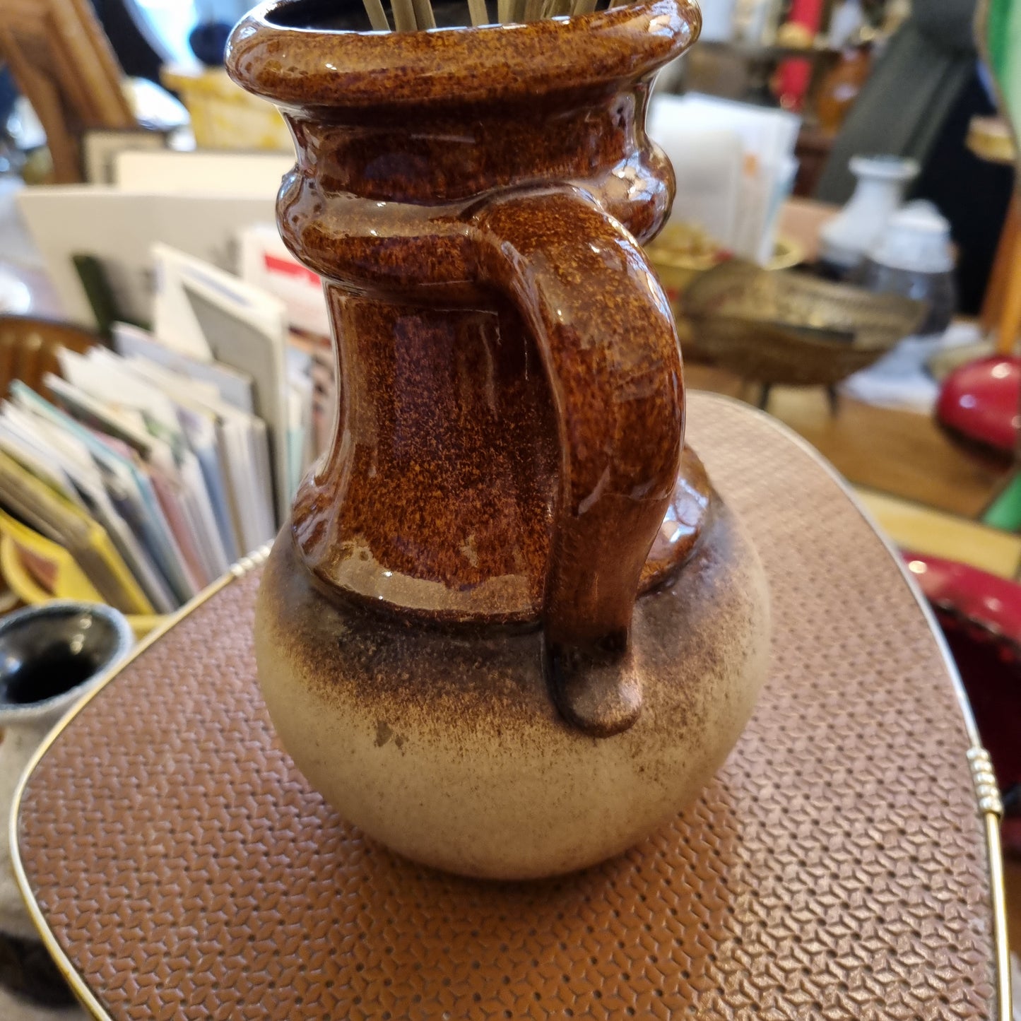 Braune Keramik Vase Krug glasiert Lava 70er Jahre mit Henkel Midcentury