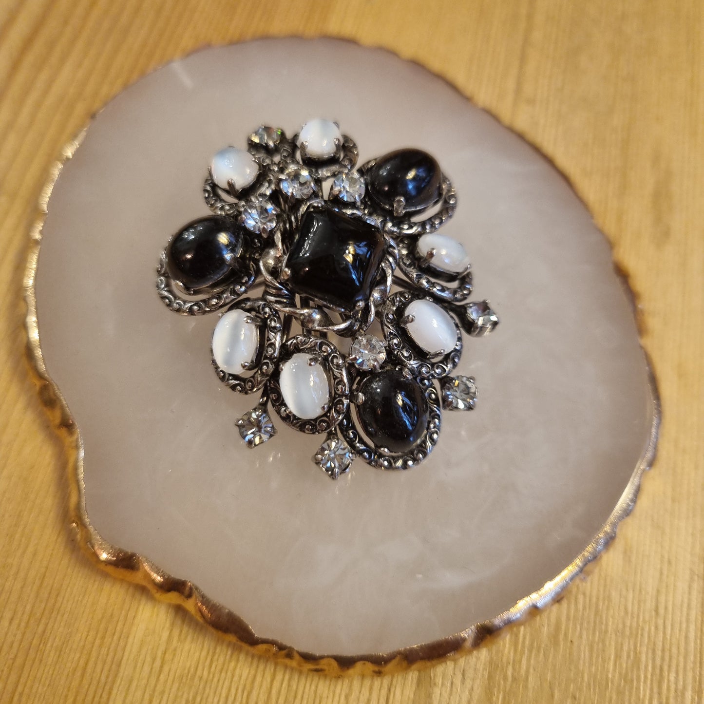 Brosche 50er Jahre "Miss Kate" schwarz weiß vintage