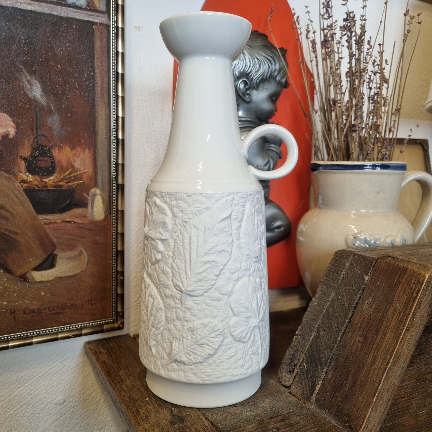 Schuhmann Arzberg Germany Porzellan Vase weiß Relief und Henkel