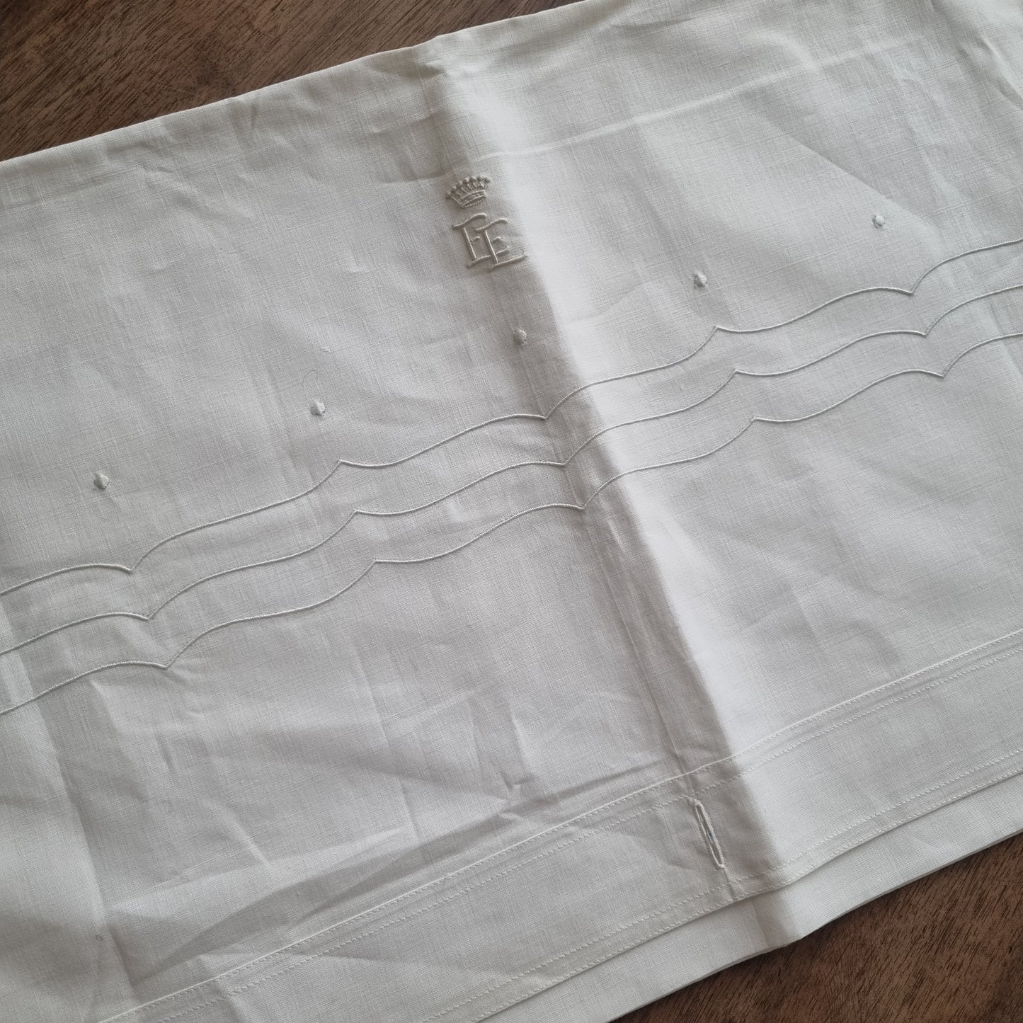 Antikes Bettlaken / Bettüberwurf Baumwolle mit Monogramm E.E. und Krone 150x250cm cremeweiß ♡