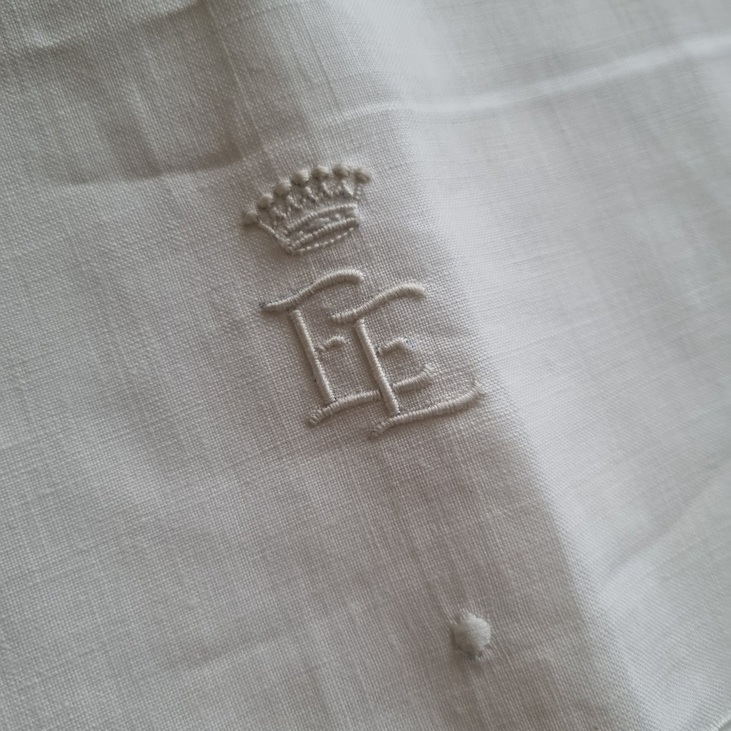 Antikes Bettlaken / Bettüberwurf Baumwolle mit Monogramm E.E. und Krone 150x250cm cremeweiß ♡