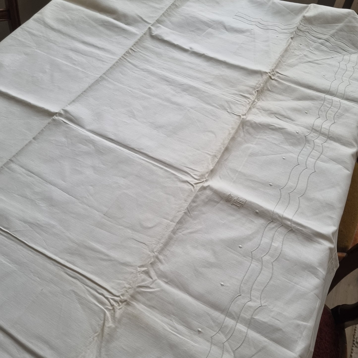 Antikes Bettlaken / Bettüberwurf Baumwolle mit Monogramm E.E. und Krone 150x250cm cremeweiß ♡