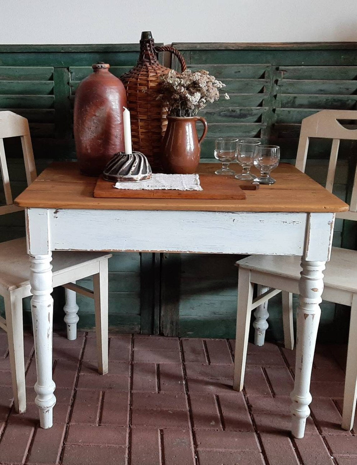 Antike Tische & Vintage Beistelltische bei AntikStorys entdecken. Handverlesene Unikate mit Charakter – von rustikal bis elegant. Jetzt Wohngeschichte kaufen!