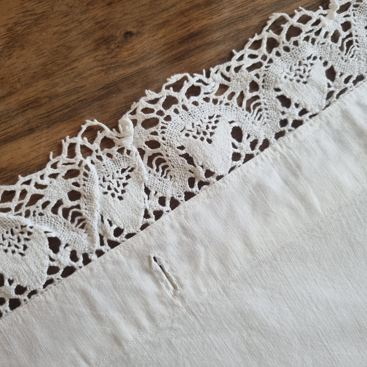 Traumhafte Bettlaken, Bettüberwurf und Bezüge die teilweise mehr als 120 Jahre alt sind, gibt es hier im Onlineshop. Leinen und Baumwolle gehören zu den gesunden Stoffen die für einen entspannten Schlaf sorgen!