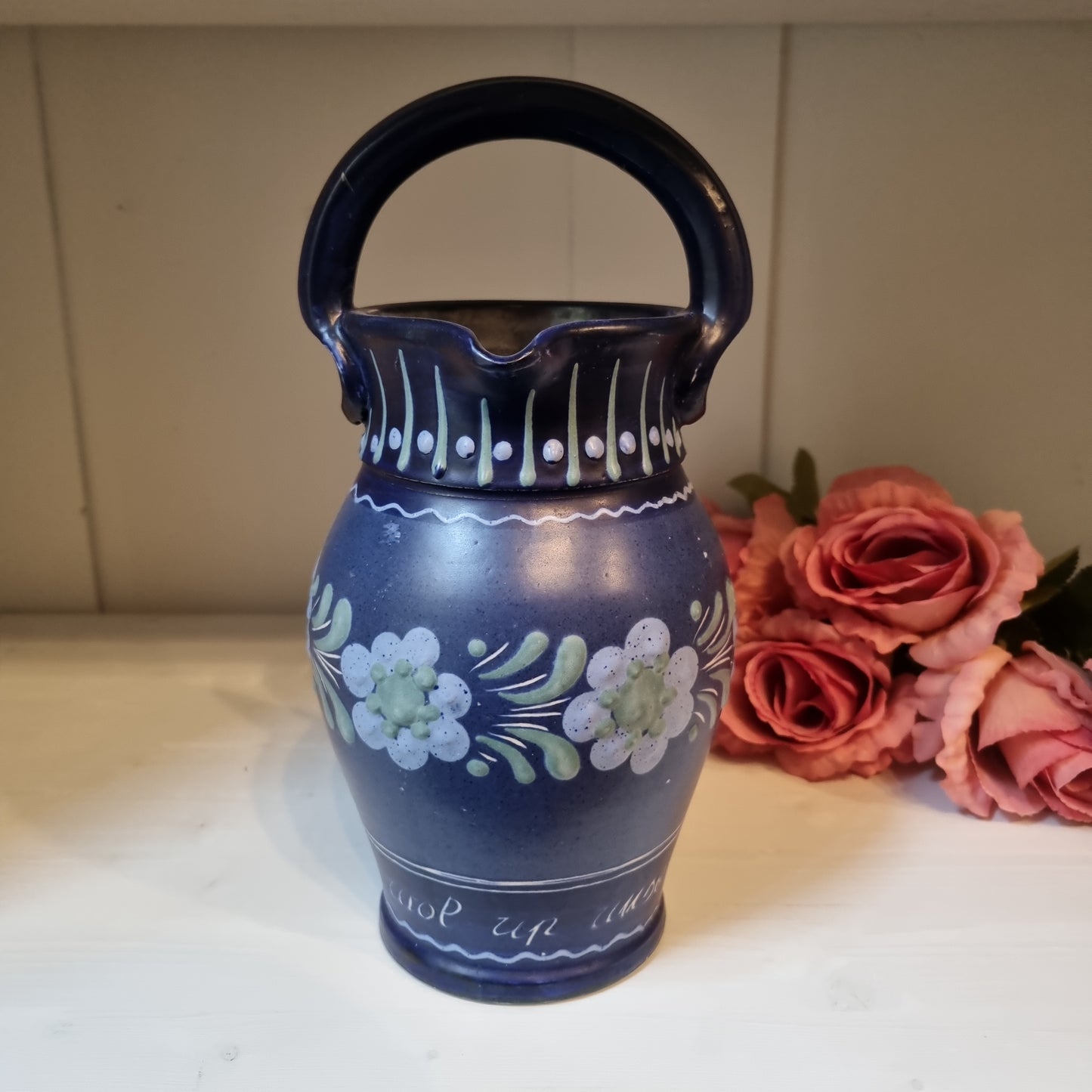 Antike wunderschöne blaue Vase mit Henkel Krug Handbemalt Blumen