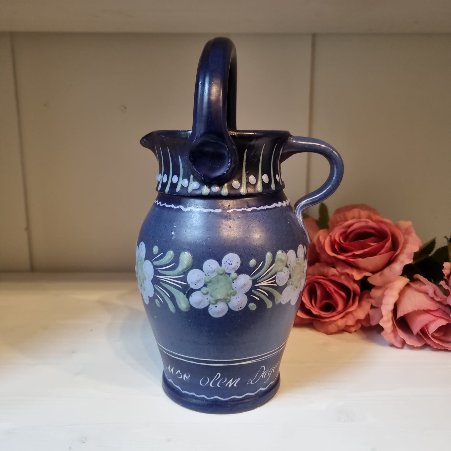 Antike wunderschöne blaue Vase mit Henkel Krug Handbemalt Blumen